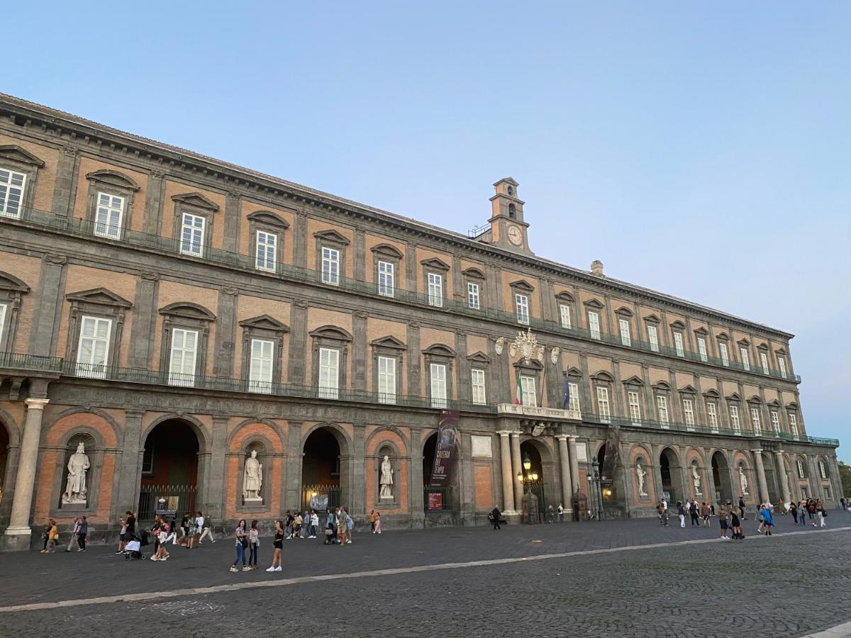 Casa Tiare, The Heart Of Piazza Plebiscito Apartment Naples Luaran gambar