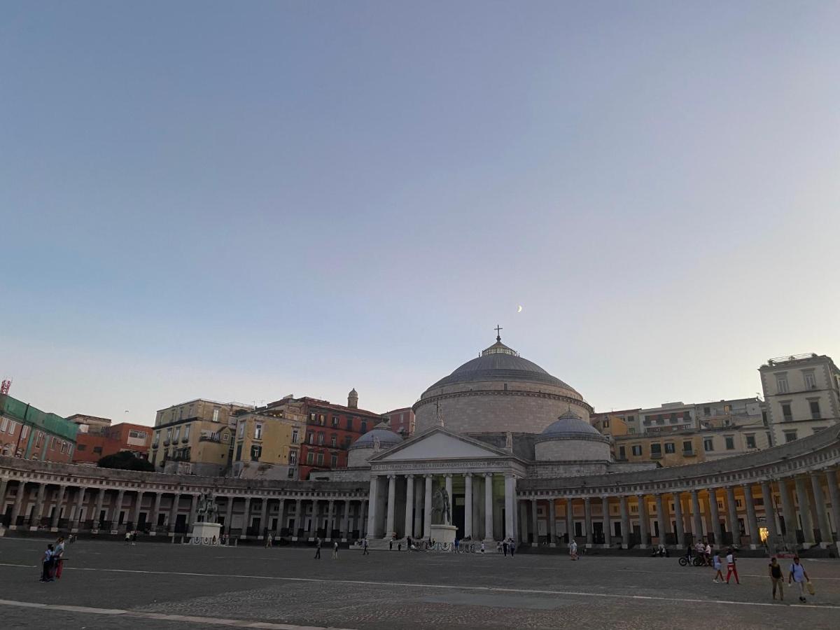 Casa Tiare, The Heart Of Piazza Plebiscito Apartment Naples Luaran gambar